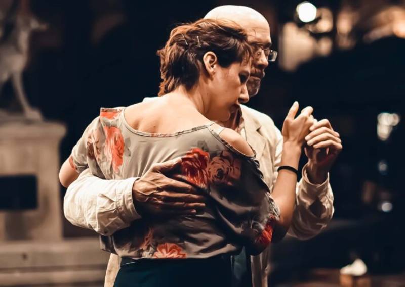 Dos personas bailando