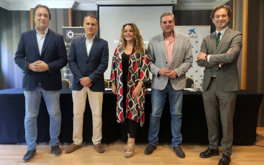 En la foto de izquierda a derecha: el concejal de Cultura, Turismo y Fiestas del Ayuntamiento de Jaén, José Manuel Higueras; el vocal del Patronato de CajaGranada Fundación, Diego Oliva; la directora del Área de Negocio de CaixaBank en Jaén, Ana Belén Molina; el diputado Provincial de Cultura y Deportes de Jaén, Ángel Vera; y el director-gerente de CajaGranada Fundación, Fernando Bueno.