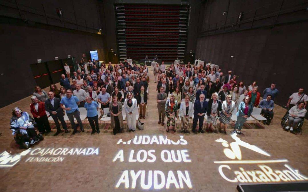 Foto de familia del acto de entrega de las ayudas 'Ayudamos a los que ayudan 2022'