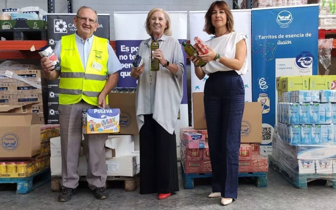 De izquierda a derecha: el presidente del Banco de Alimentos de Granada, Indalecio García; la presidenta de CajaGranada Fundación, María Elena Martín-Vivaldi; y la directora del Área de Negocio de CaixaBank en Granada Capital Sur, Cristina Fernández.