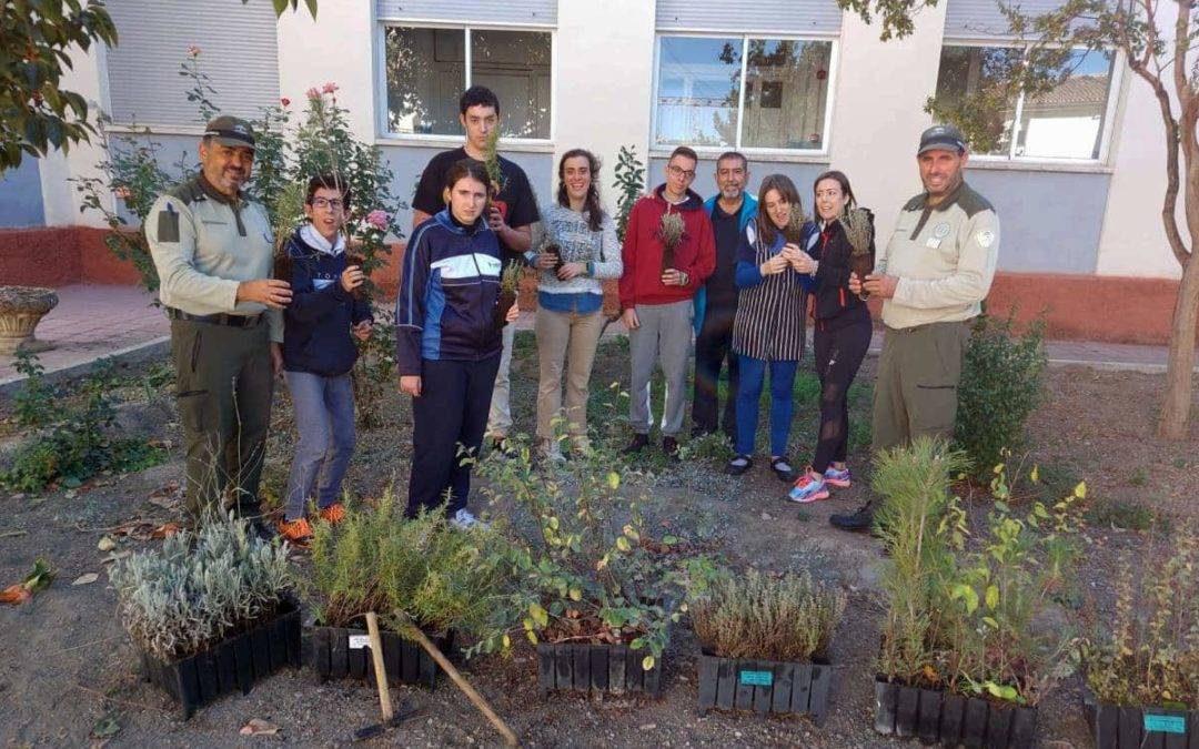 Agentes de medio ambiente junto a alumnos y personal del Colegio de Educación Especial CajaGranada Sagrada Familia
