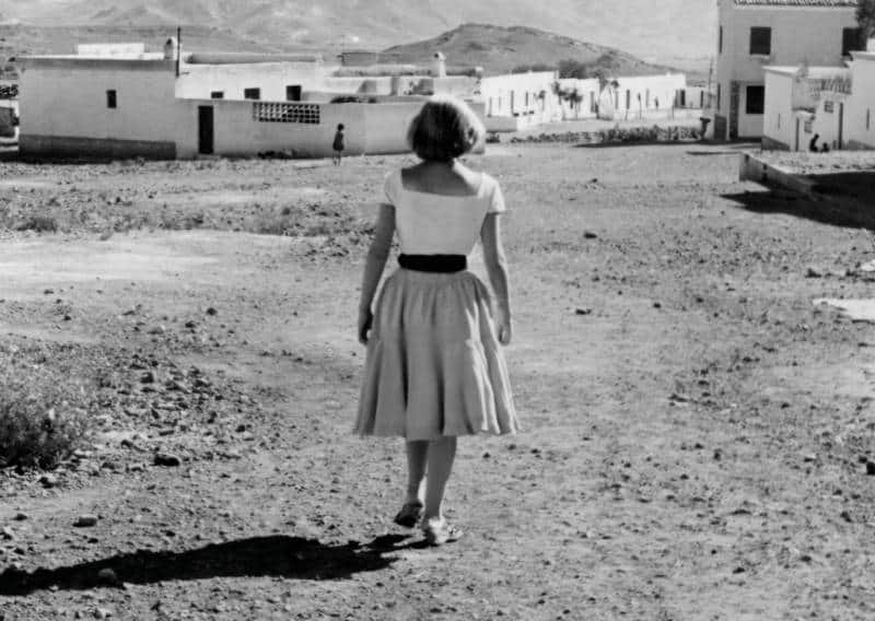 Fotografía de mujer de espaldas caminando