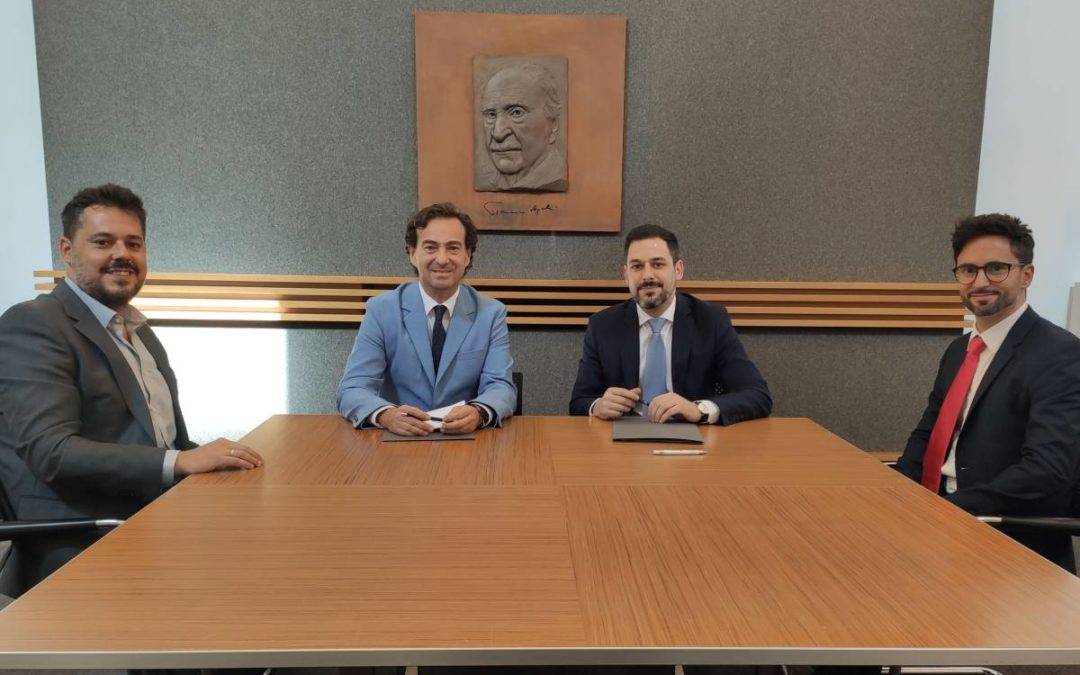 El director-gerente de CajaGranada Fundación, Fernando Bueno López-Viota y por Álvaro Iáñez Braojos, Héctor Iáñez Braojos y David García Lastre, socios de Escoem.