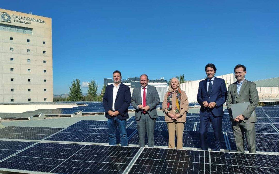 De izquierda a derecha: el delegado territorial de Sostenibilidad, Medio Ambiente y Economía Azul de la Junta de Andalucía en Granada, Manuel Francisco García Delgado; el delegado territorial de Economía, Hacienda, Fondos Europeos y de Política Industrial y Energía de la Junta de Andalucía en Granada, Gumersindo Carlos Fernández Casas; la presidenta de CajaGranada Fundación, María Elena Martín-Vivaldi Caballero; el consejero delegado de Cuerva, Ignacio Cuerva Valdivia; y el director-gerente de CajaGranada Fundación, Fernando Bueno López-Viota.