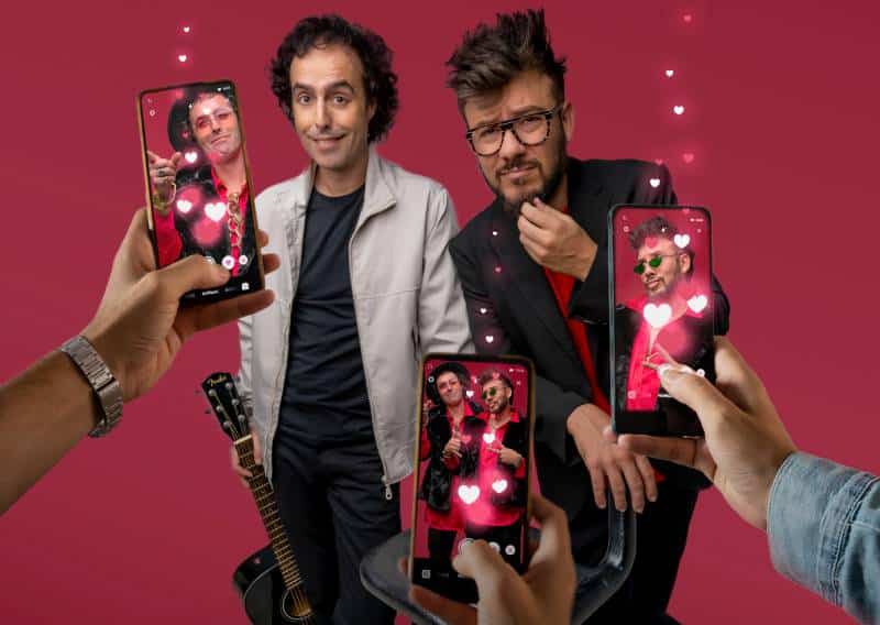 Antílopez siendo fotografiados con varios teléfonos móviles