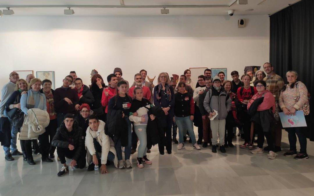 Foto de familia de la inauguración de las exposiciones 'Huellas en el barro' y 'Momentos'