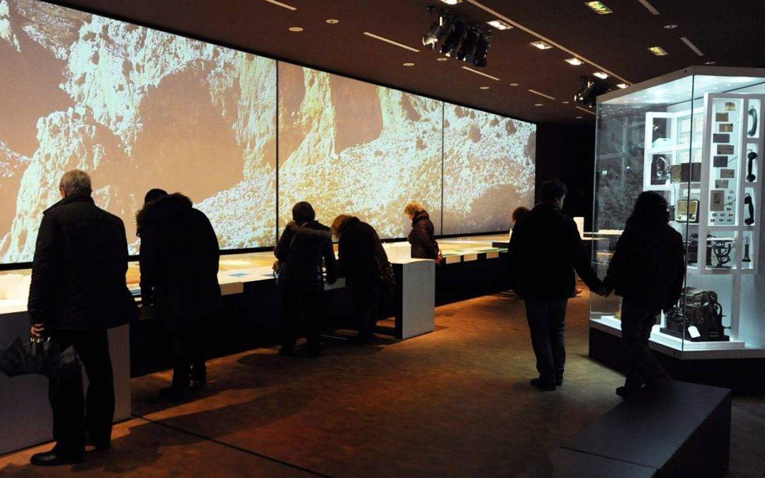 Sala del Museo Memoria de Andalucía con visitantes