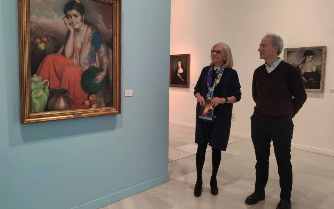 En la imagen de izquierda a derecha: la presidenta de CajaGranada Fundación, María Elena Martín-Vivaldi y el comisario de la exposición, Fernando Carnicero.