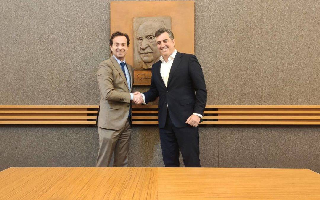 De izquierda a derecha: Fernando Bueno, Director de CajaGranada Fundación y Luis Rubio, Responsable de Ventas de Cervezas Victoria