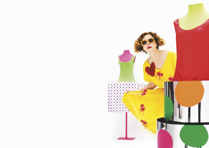 Agatha Ruiz de la Prada entre sus diseños