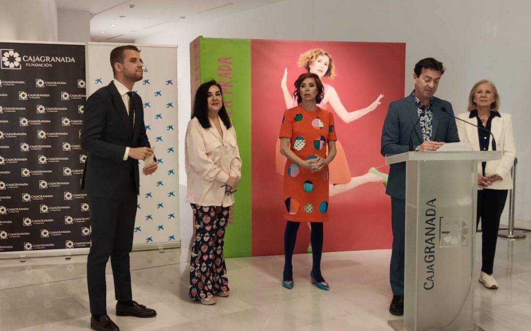 De izquierda a derecha: el director del Área de Negocios de Granada Capital y Metropolitana Norte de CaixaBank, Javier Rivas; la comisaria de la muestra, Marisa Oropesa; la diseñadora Agatha Ruiz de la Prada; el director de CajaGranada Fundación, Fernando Bueno; y la presidenta de CajaGranada Fundación, María Elena Martín-Vivaldi.