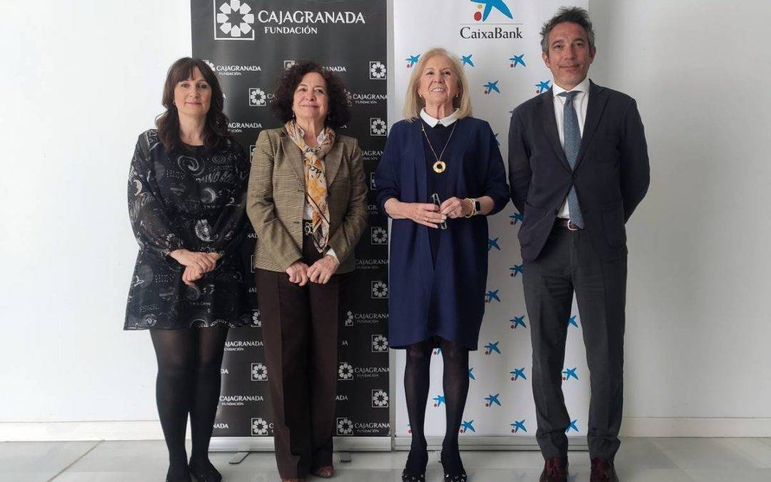 De izquierda a derecha: la directora de Emprendimiento de la UGR, María del Mar Fuentes; la rectora de la UGR, Pilar Aranda; la presidenta de CajaGranada Fundación, María Elena Martín-Vivaldi; y el director del Área de Negocio de Granada Capital Sur de CaixaBank, José María Zafra.