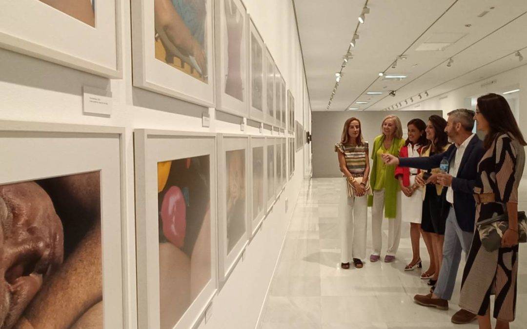 Foto de familia de la rueda de prensa de la exposición 'Pérez Siquier'