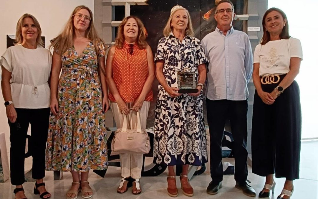 Foto de familia de los representantes de las instituciones organizadoras de la exposición 'Universo Innombrable'