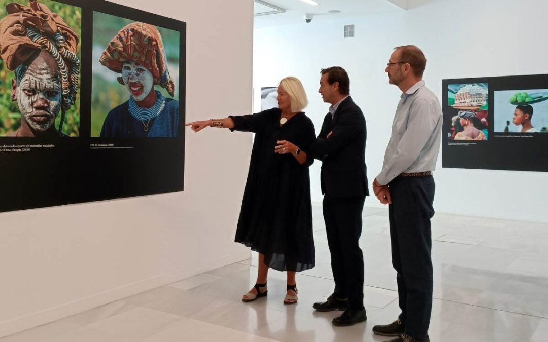 De izquierda a derecha: la fotógrafa Nancy Durrell McKenna, el director-gerente de CajaGranada Fundación Fernando Bueno López-Viota, y el responsable de exposiciones de CajaGranada Fundación, Miguel Arjona Trujillo