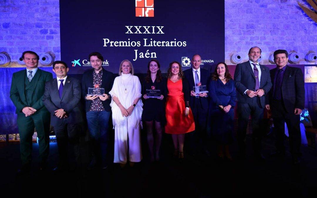 Foto de familia de los premiados, las autoridades y el conferenciante del acto de entrega de los XXXIX Premios Literarios Jaén de CajaGranada Fundación y CaixaBank