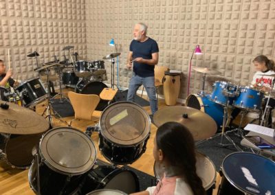 Las clases de batería de Eric de Los Planetas en el Centro Cultural CajaGranada ayudan a “curar” los problemas