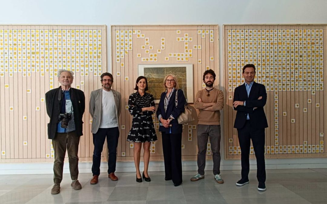 De izquierda a derecha: los comisarios de la muestra y profesores de la UGR, Ricardo Marín Viadel y Joaquín Roldán Ramírez; la directora del Museo Memoria de Andalucía de CajaGranada Fundación, Eloísa del Alisal Sánchez; la Presidenta de CajaGranada Fundación, María Elena Martín-Vivaldi Caballero; el vicedecano de Extensión Cultural y Estudiantes de la Facultad de Bellas Artes de la UGR, Manuel Bru Serrano; y el director-gerente de CajaGranada Fundación, Fernando Bueno López-Viota.