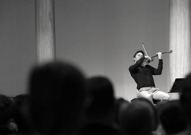 Fotografía de un violinista de Francisco José Sánchez Montalbán