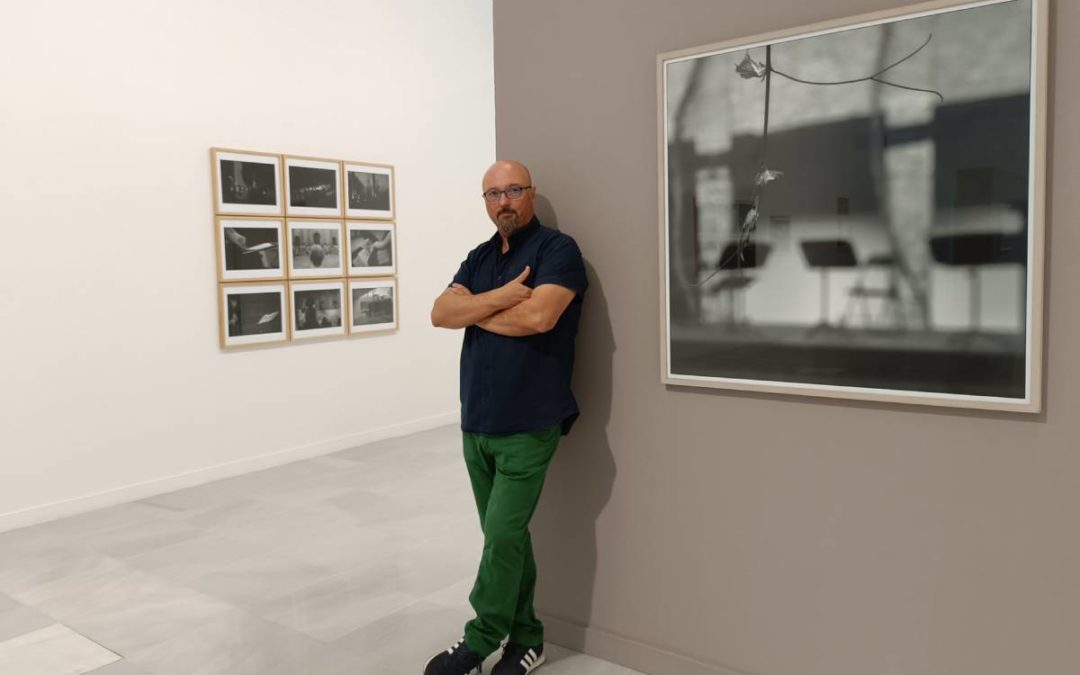 El fotógrafo Francisco José Sánchez Montalbán en la exposición ‘Classica anomalía’