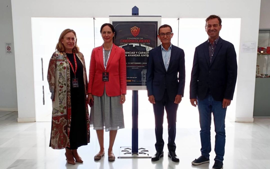 De izquierda a derecha: la Catedrática de Derecho Internacional y Europeo de la UGR y Chair del Congreso, Margarita Robles Carrillo; la Secretaria de Estado de Función Pública del Ministerio para la Transformación Digital y de la Función Pública, Clara Mapelli Marchena; el Vocal Asesor de la Subsecretaría de la Vicepresidenta Primera del Gobierno y Ministra de Economía, Juan Jesús Torres Carbonell; y el Director-Gerente de CajaGranada Fundación, Fernando Bueno López-Viota.