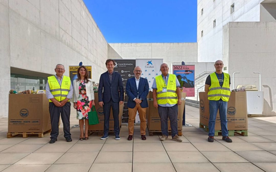 Foto de familia de la entrega de los alimentos al Banco de Alimentos de Granada
