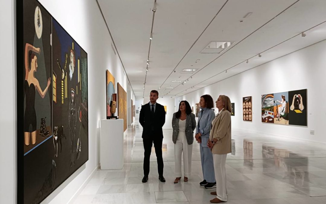 De izquierda a derecha: el director de Área de Negocio Granada Capital y Metropolitana Norte de CaixaBank, Javier Rivas, la comisaria de la muestra, Marisa Oropesa, la viuda del artista, Isabel Azcárate, y la presidenta de CajaGranada Fundación, María Elena Martín-Vivaldi.