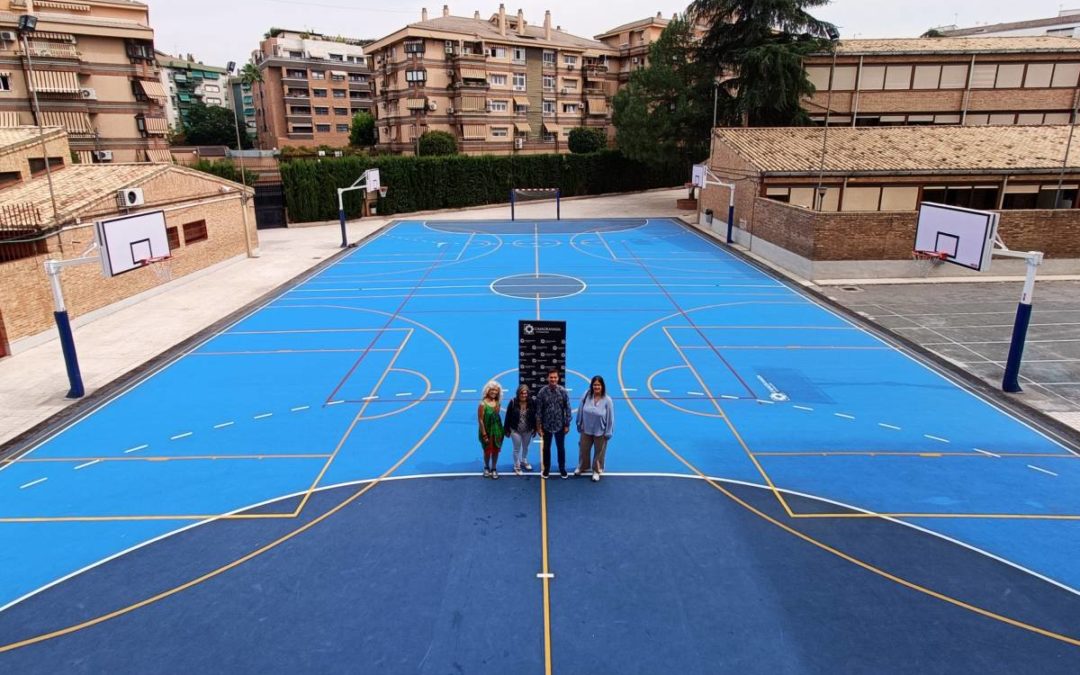 Pista polideportiva del Colegio CajaGranada. En la imagen de izquierda a derecha: la directora del Colegio CajaGranada, Mercedes García; la presidenta de la Asociación de Madres y Padres de Alumnos del Colegio CajaGranada - AMPA Jaraba, María Luisa Alguacil; el director-gerente de CajaGranada Fundación, Fernando Bueno; y la tesorera de la Asociación de Madres y Padres de Alumnos del Colegio CajaGranada - AMPA Jaraba, Rocío Navarro.