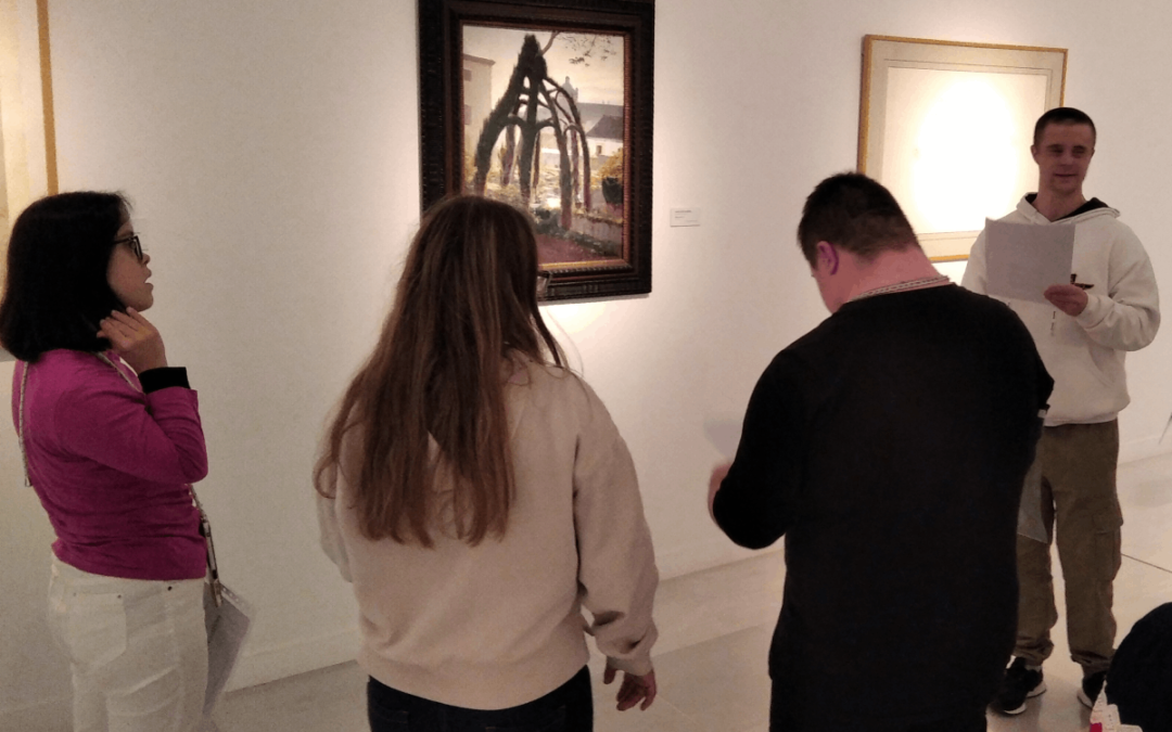 Grupo de jóvenes de la asociación GranaDown en el Museo Memoria de Andalucía