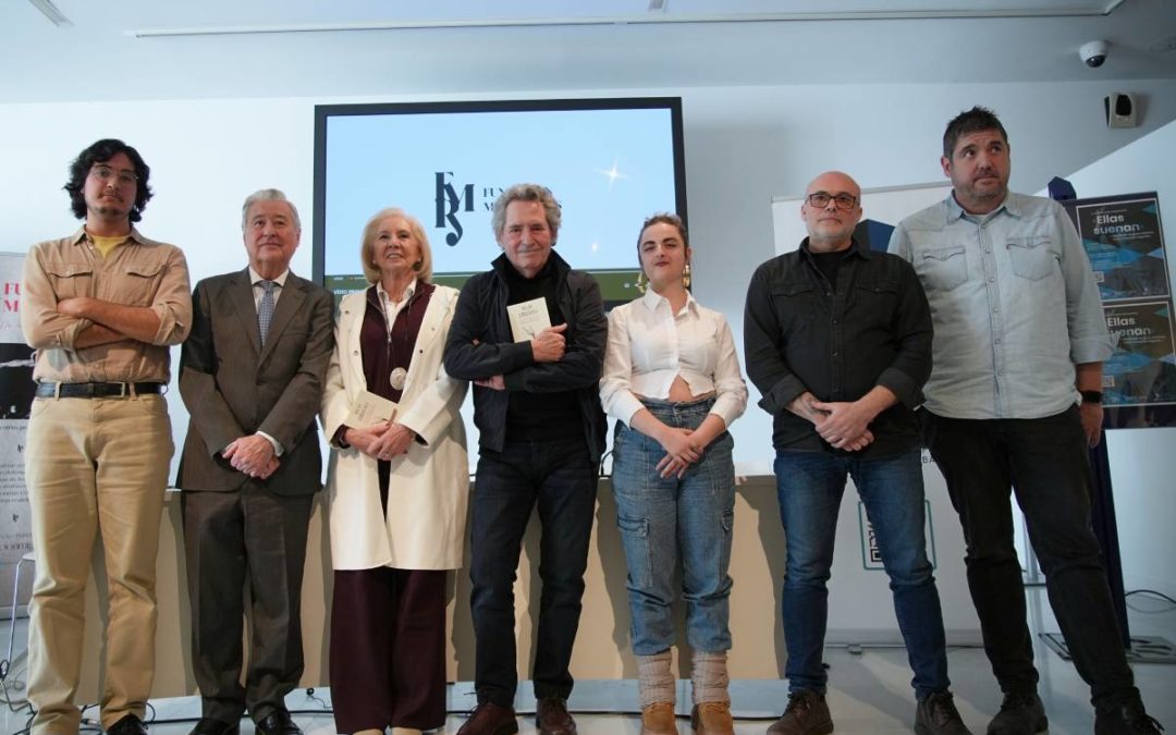 Fotografía: Víctor Chirosa. De izquierda a derecha: Toni Jiménez, músico de Lory Meyers, Niños Mutantes y Nievla; Francisco Moreno Crespo, presidente de la Fundación Antonio Gala; Mª Elena Martín-Vivaldi Caballero, presidenta de CajaGranada Fundación; Miguel Ríos Campaña, presidente de la Fundación Miguel Ríos; Carmen Xía, rapera y poetisa; Salvador Serrano, cantante y guitarrista de Los Desperfectos; José María Chica, teclista de Los Desperfectos.
