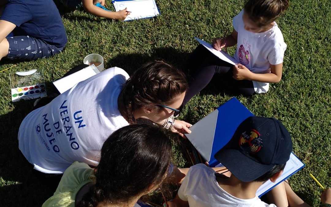 Grupo de niños y una mediadora en la actividad 'Un Verano de Museo'