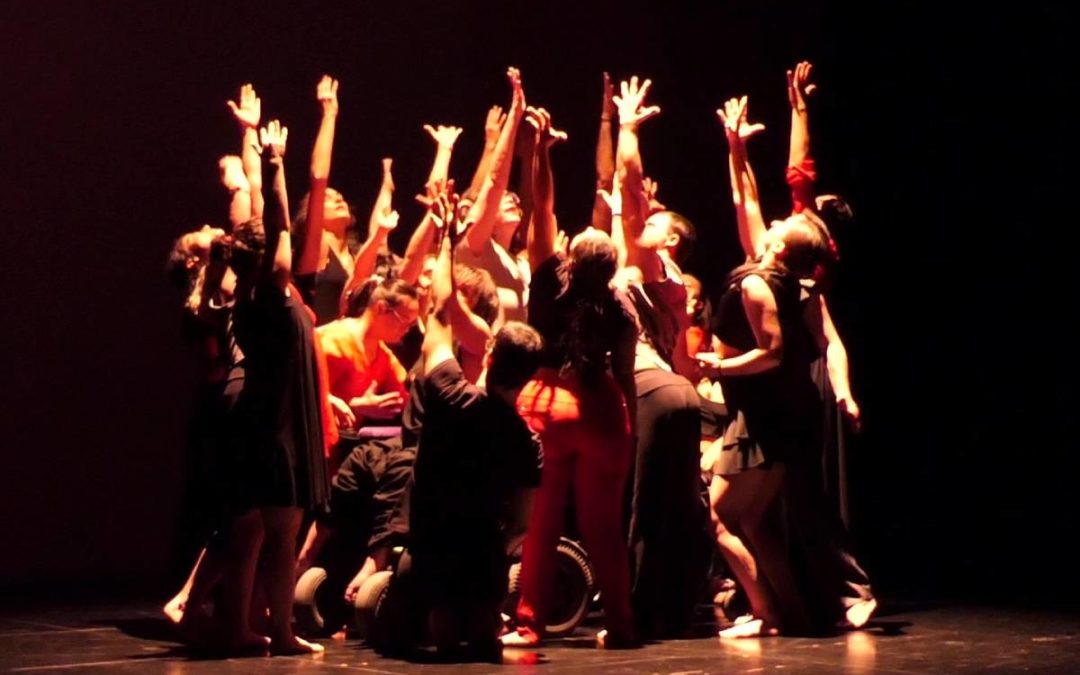 Grupo de personas actuando en el Teatro CajaGranada