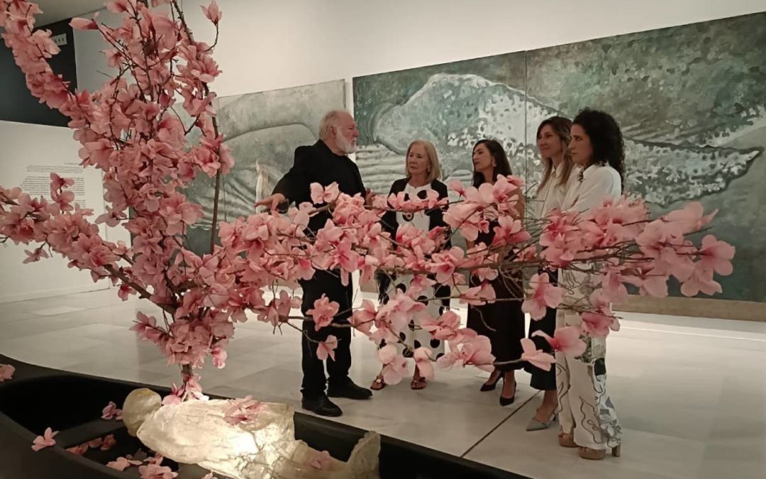 De izquierda a derecha: el artista, Eugenio Cuttica; la presidenta de CajaGranada Fundación, María Elena Martín-Vivaldi Caballero; la comisaria de la exposición, Reyes Abad Flores; la coordinadora de la exposición, Violeta Frank; y la subdirectora de Actividades de la Fundación Cajasol, Gloria Ruiz Martín.