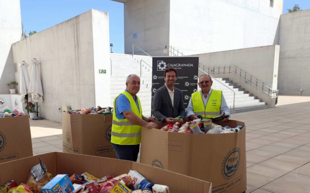 De izquierda a derecha: el presidente del Banco de Alimentos de Granada, Manuel Marchal; el director de CajaGranada Fundación, Fernando Bueno; y el presidente de honor del Banco de Alimentos de Granada, Indalecio García.