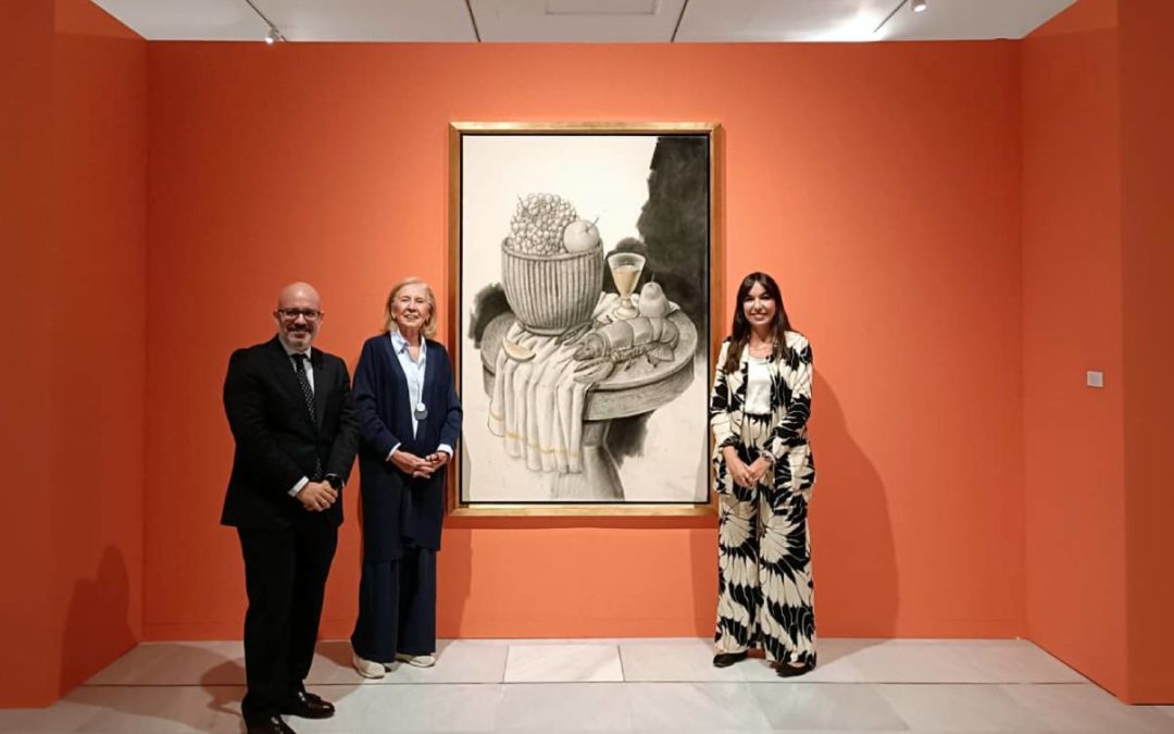 De izquierda a derecha: el director comercial de CaixaBank en Granada y Jaén, Amador Carmona Acedo; la presidenta de CajaGranada Fundación, María Elena Martín-Vivaldi Caballero; y la comisaria de la exposición, María Toral.