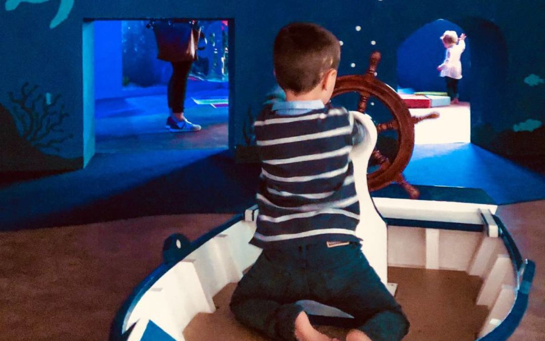 Niño de espaldas jugando