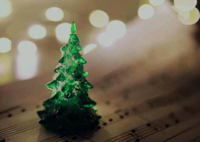 Pieza que simula un árbol de Navidad sobre una partitura