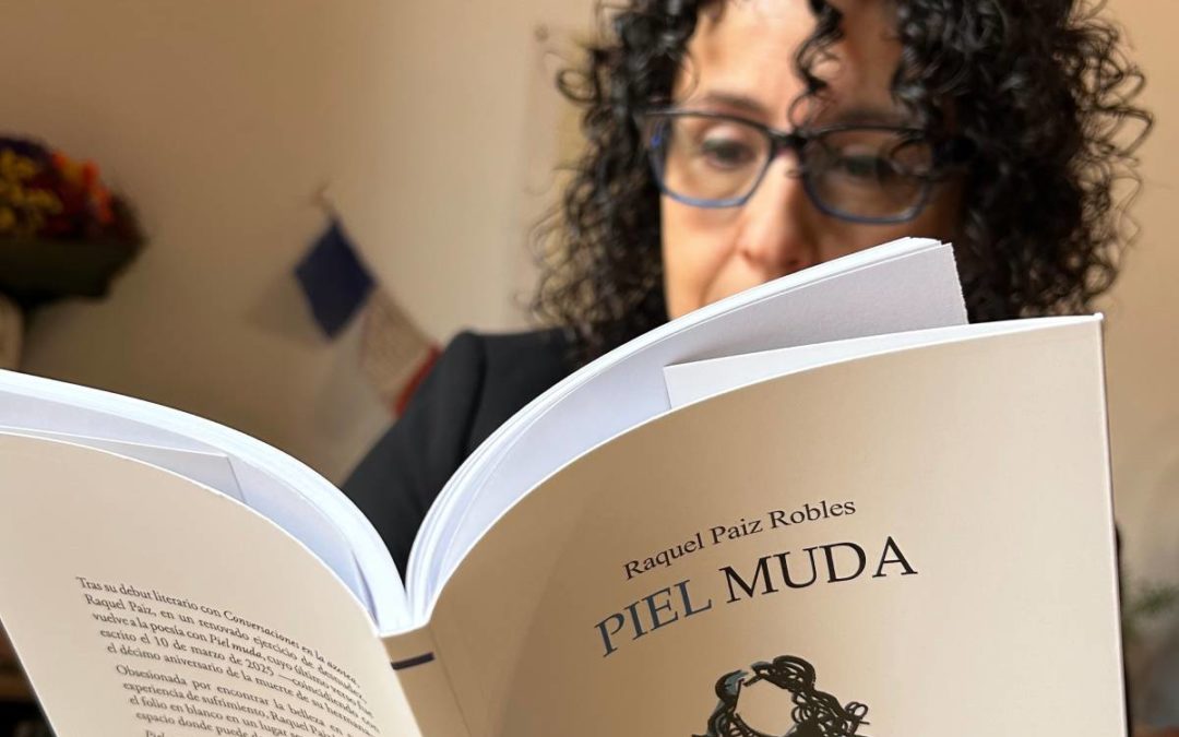 Raquel Paiz leyendo el libro 'Piel Muda'